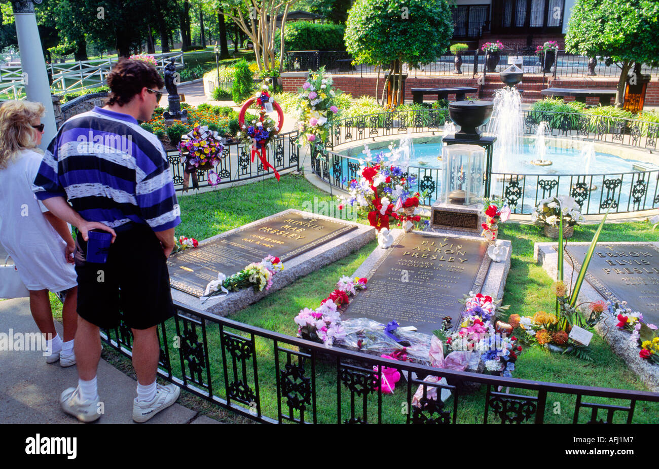 Elvis Presley grave nel giardino di Graceland, la sua casa a Memphis, Tennessee, Stati Uniti d'America. Anche i suoi genitori tombe Foto Stock