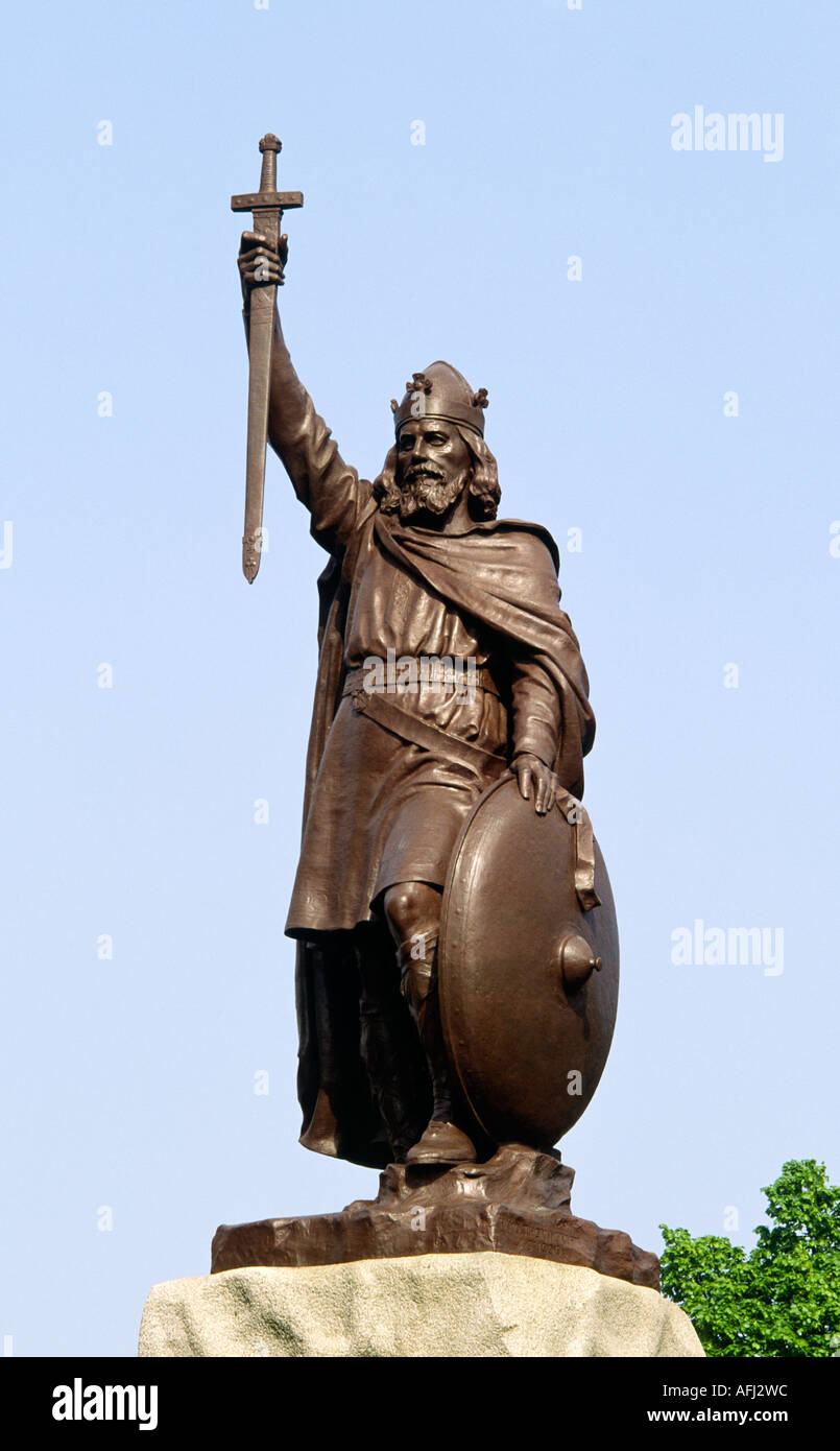 Re Alfredo il Grande statua in Hampshire città di Winchester, Anglo della capitale sassone del Wessex, Inghilterra. Foto Stock