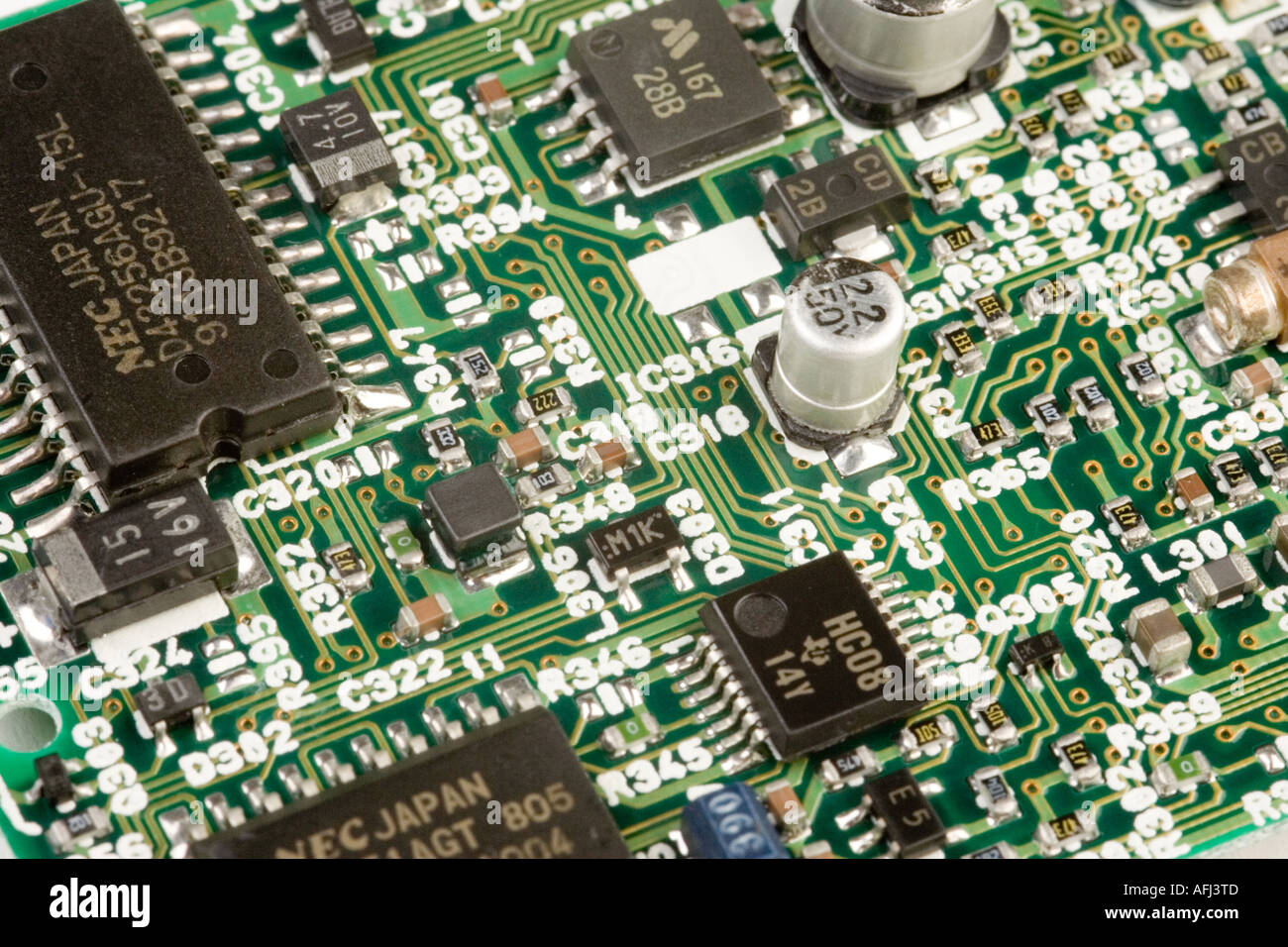 Una scheda di circuito da una videocamera che illustra vari componenti elettronici Foto Stock