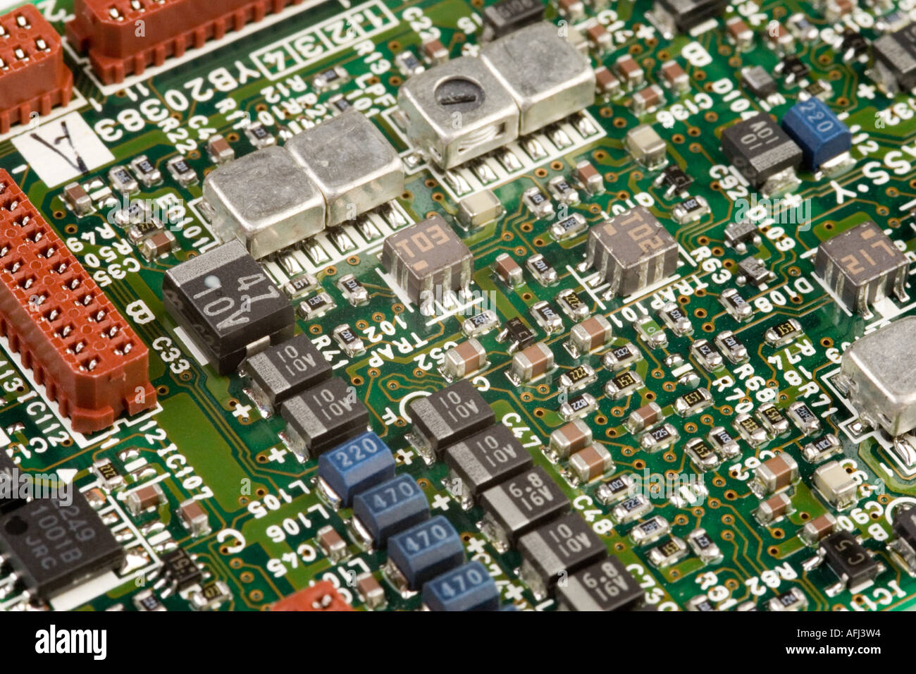 Una scheda di circuito da una videocamera che illustra vari componenti elettronici Foto Stock