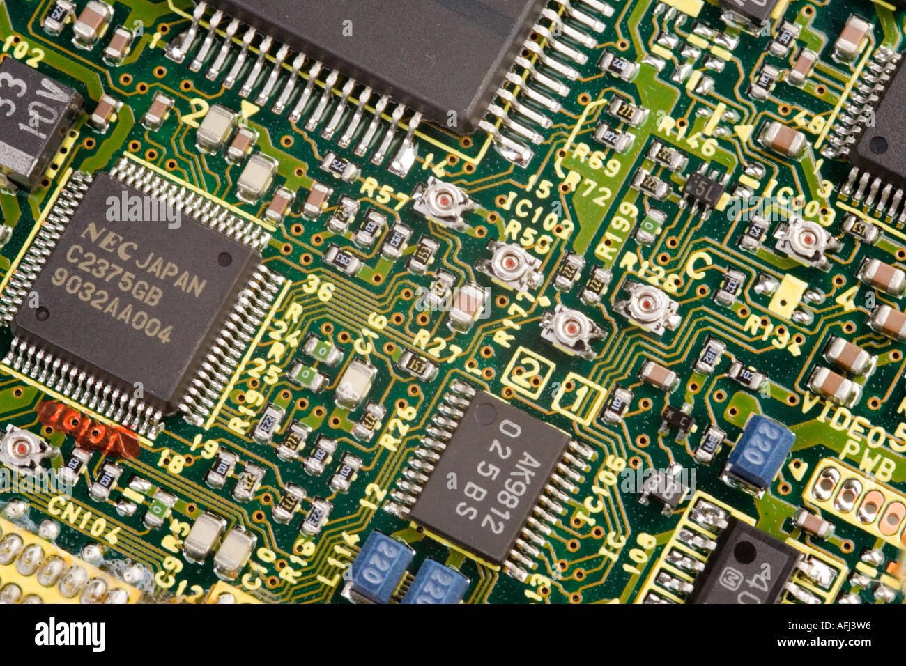 Una scheda di circuito da una videocamera che illustra vari componenti elettronici Foto Stock