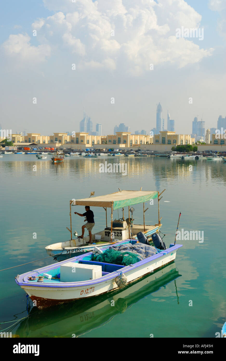 Barche da pesca e dello skyline di Dubai, Dubai, Emirati Arabi Uniti Foto Stock