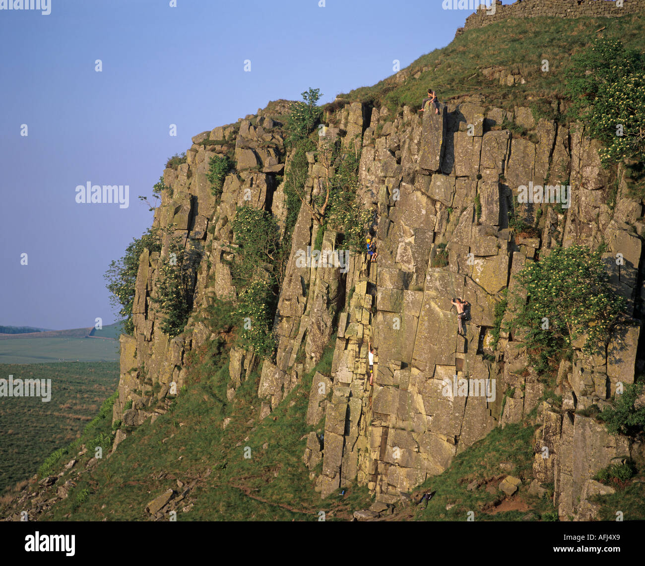 Arrampicatori sul peel dirupi, una vittoria davanzale crinale che il vallo di Adriano si trova sulla cima del. Parco nazionale di Northumberland Foto Stock