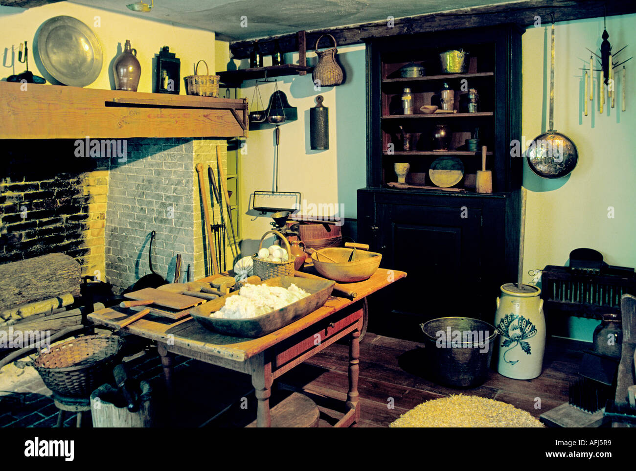 La cucina della casa colonica a Fruitlands Museum vicino a Harvard, Massachusetts, New England, STATI UNITI D'AMERICA. Home delle opere letterarie Alcott famiglia Foto Stock