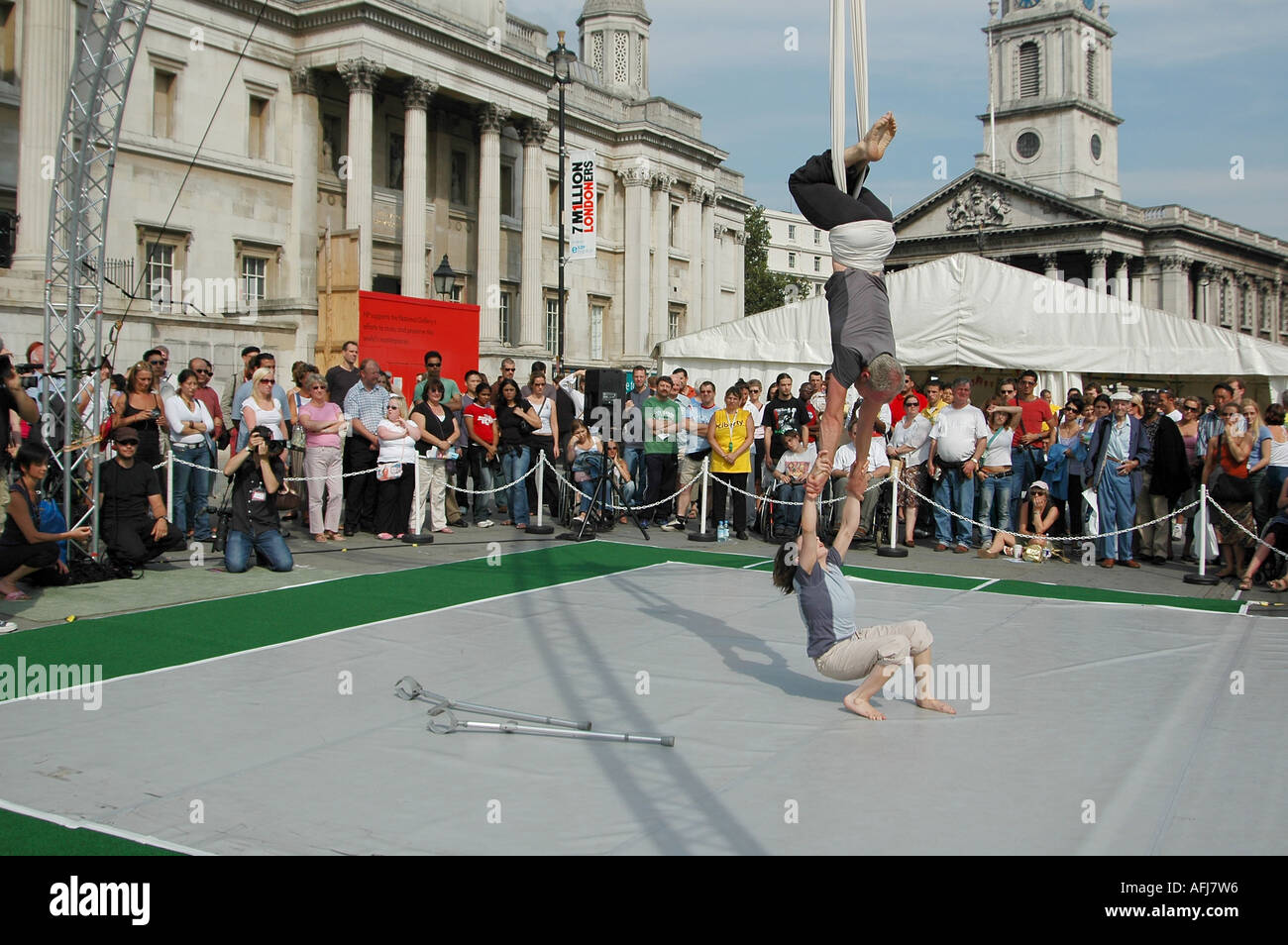 Artisti durante una performance per il Festival di Liberty in Trafalgar Square, Londra 2005 Foto Stock