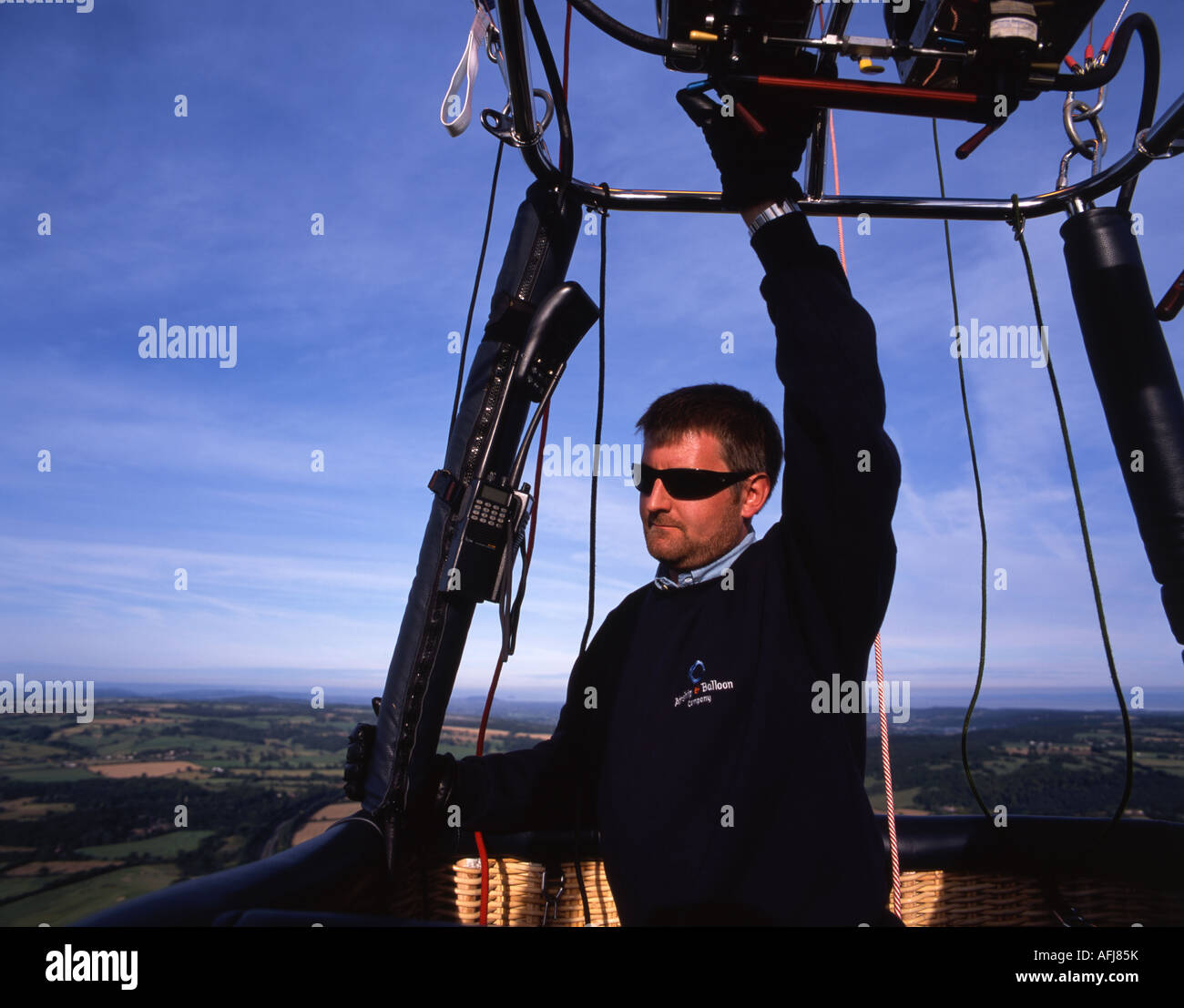 Mongolfiera in cerca di un sito di atterraggio come egli vola sopra la campagna inglese. Bristol International Balloon Festival. Foto Stock