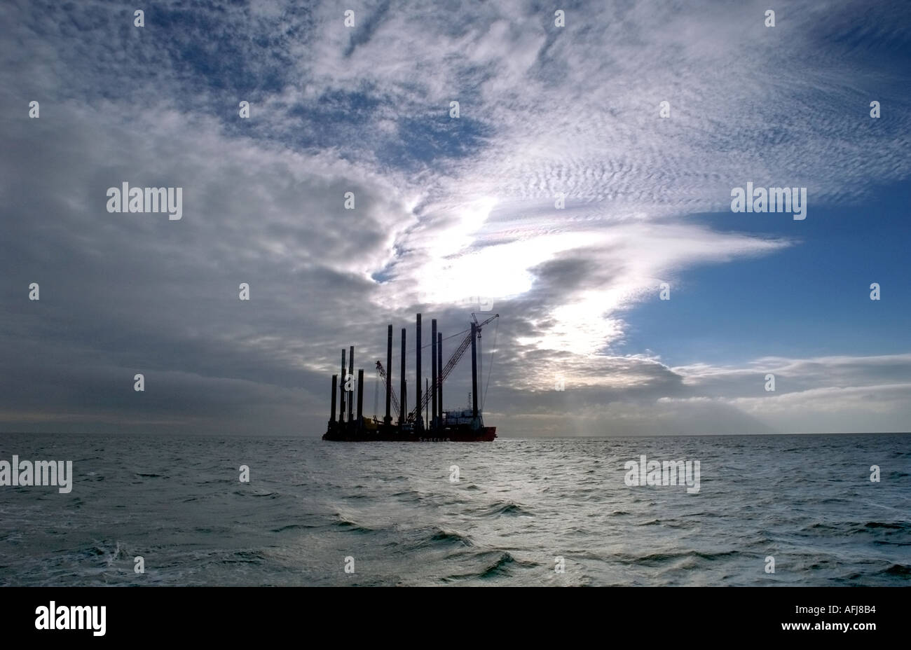 Una attrezzatura di perforazione in inglese il canale off il Sussex costa, rilievi topografici per una pipeline per eseguire il liquame trattato in mare Foto Stock