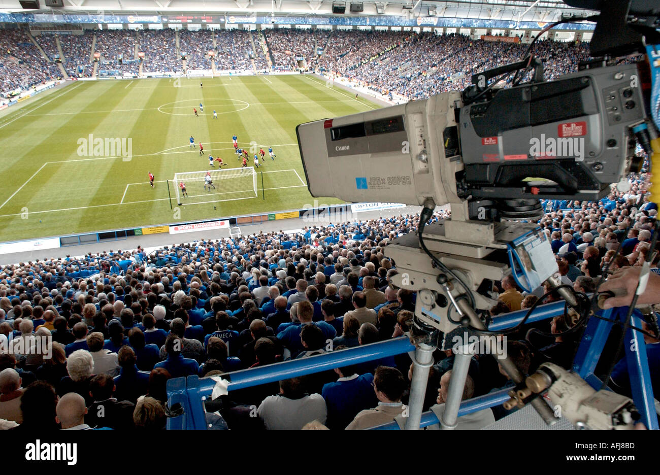 Una telecamera si concentra sul campo di calcio dove una partita tra il Manchester United e Il Leicester City è in riproduzione. Foto Stock