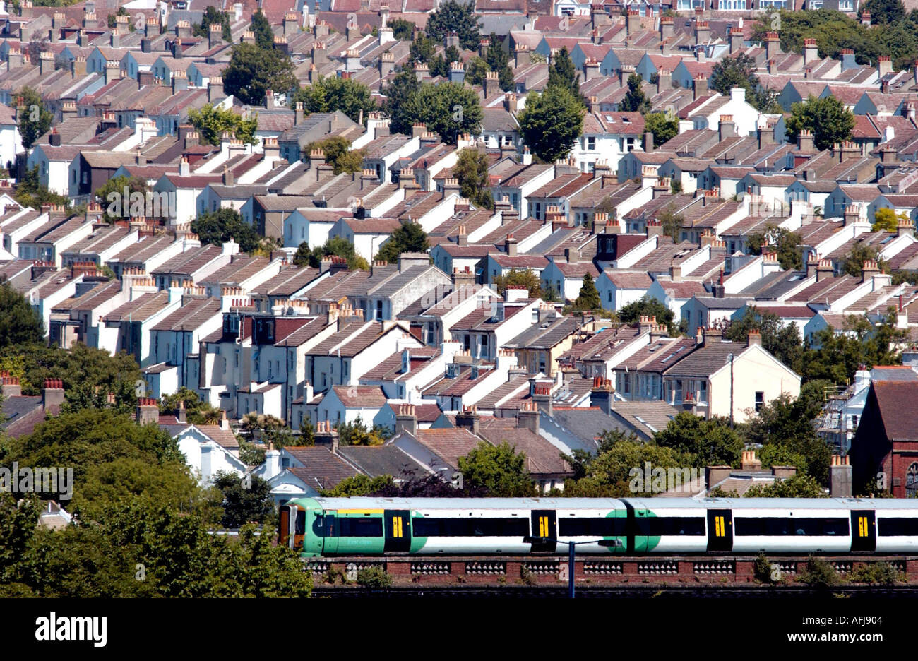 Moderna linea di " commuters " utilizza vecchio viadotto vittoriano in Brighton a prendere i treni pendolari a livello sul tetto sopra la città. Foto Stock