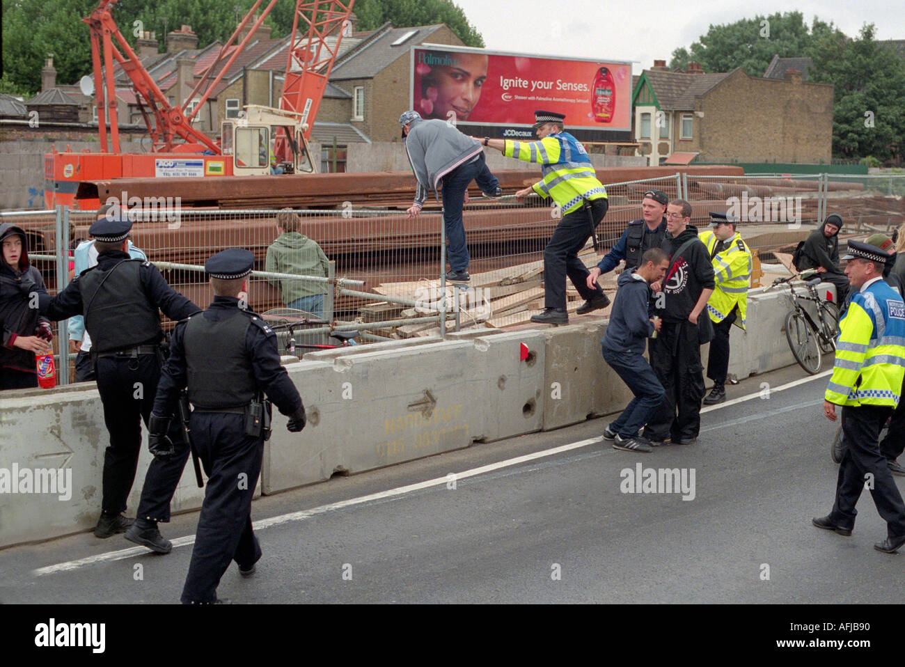 Gli ufficiali di polizia a caccia e cattura di fuoriuscita della gioventù attraverso road Foto Stock