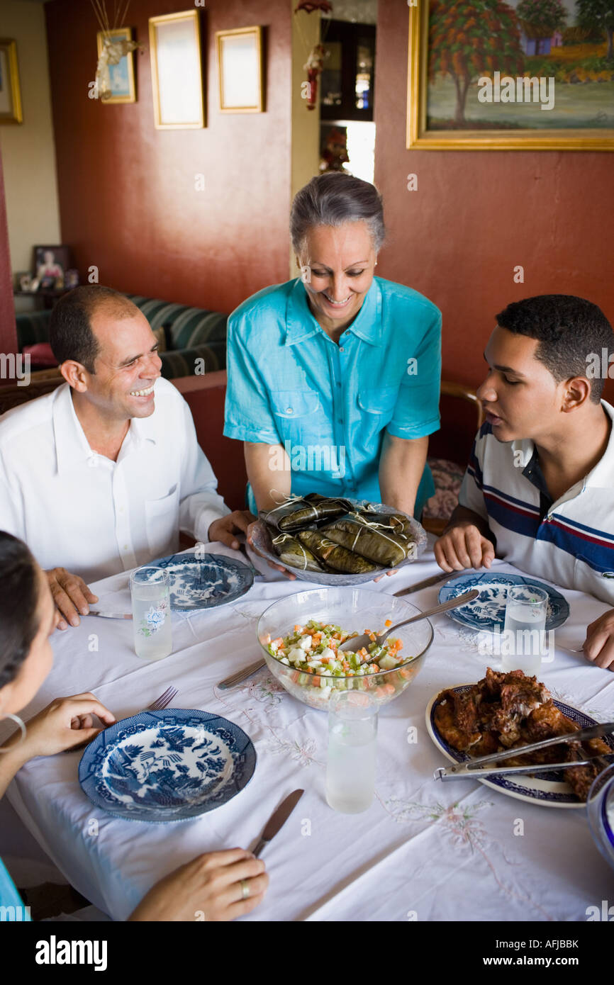 Coppia matura con i bambini a un tavolo da pranzo Foto Stock