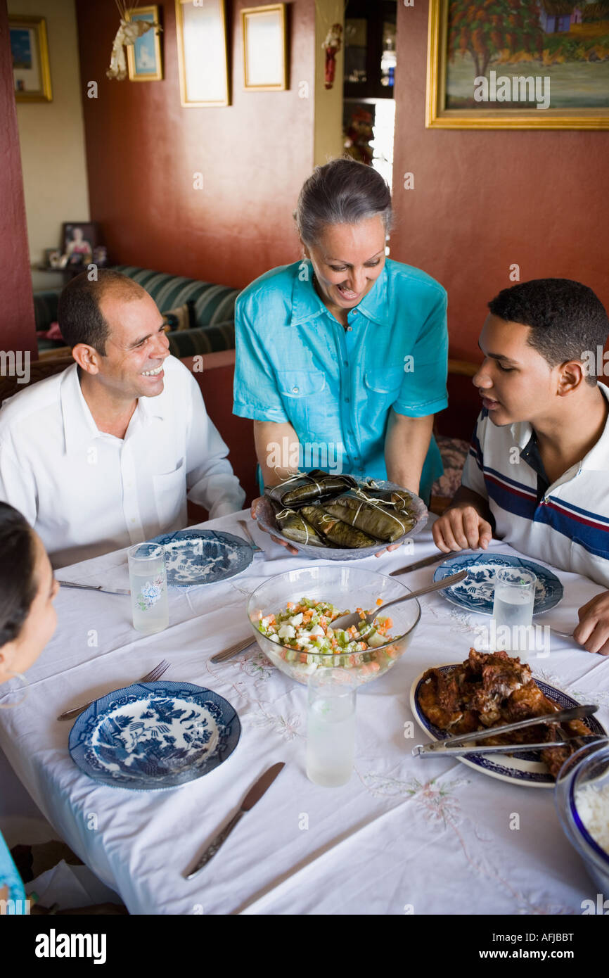 Coppia matura con i bambini a un tavolo da pranzo Foto Stock