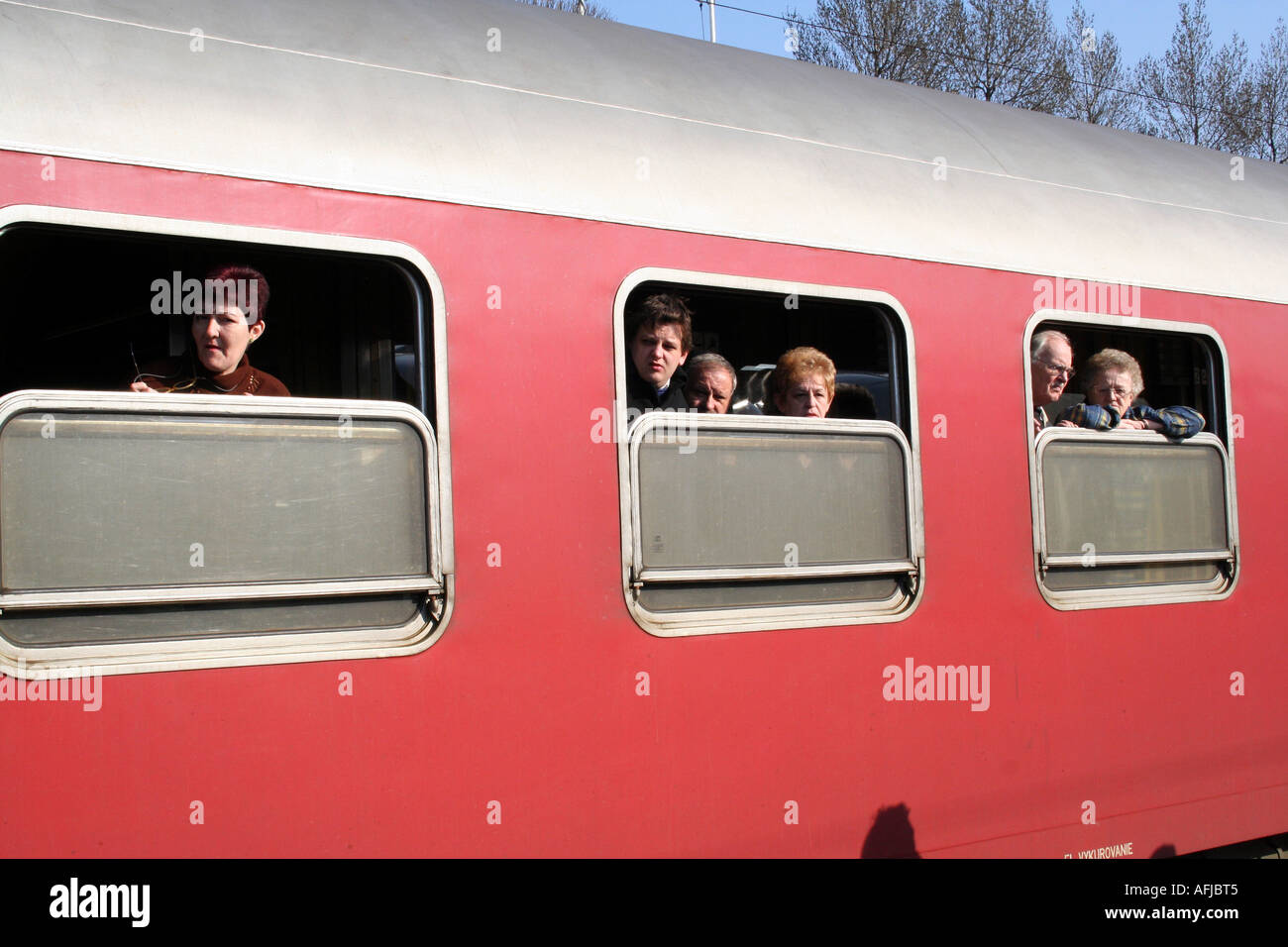 I passeggeri sul treno in Ungheria Foto Stock