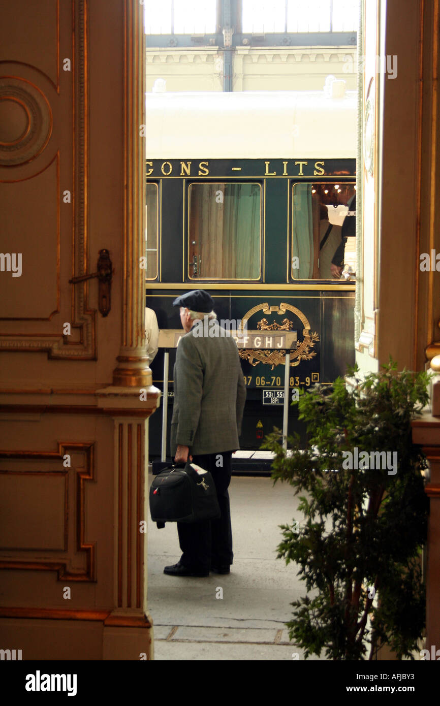 Imbarco l'Orient Express treno di lusso a Budapest stazione Keleti Foto Stock
