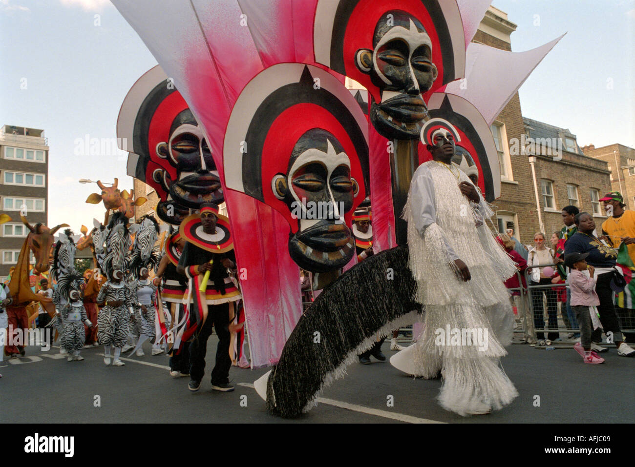 Processione a Notting Hill Gate annuale di West Indian il carnevale e il festival che si tiene nelle strade di Londra. Foto Stock