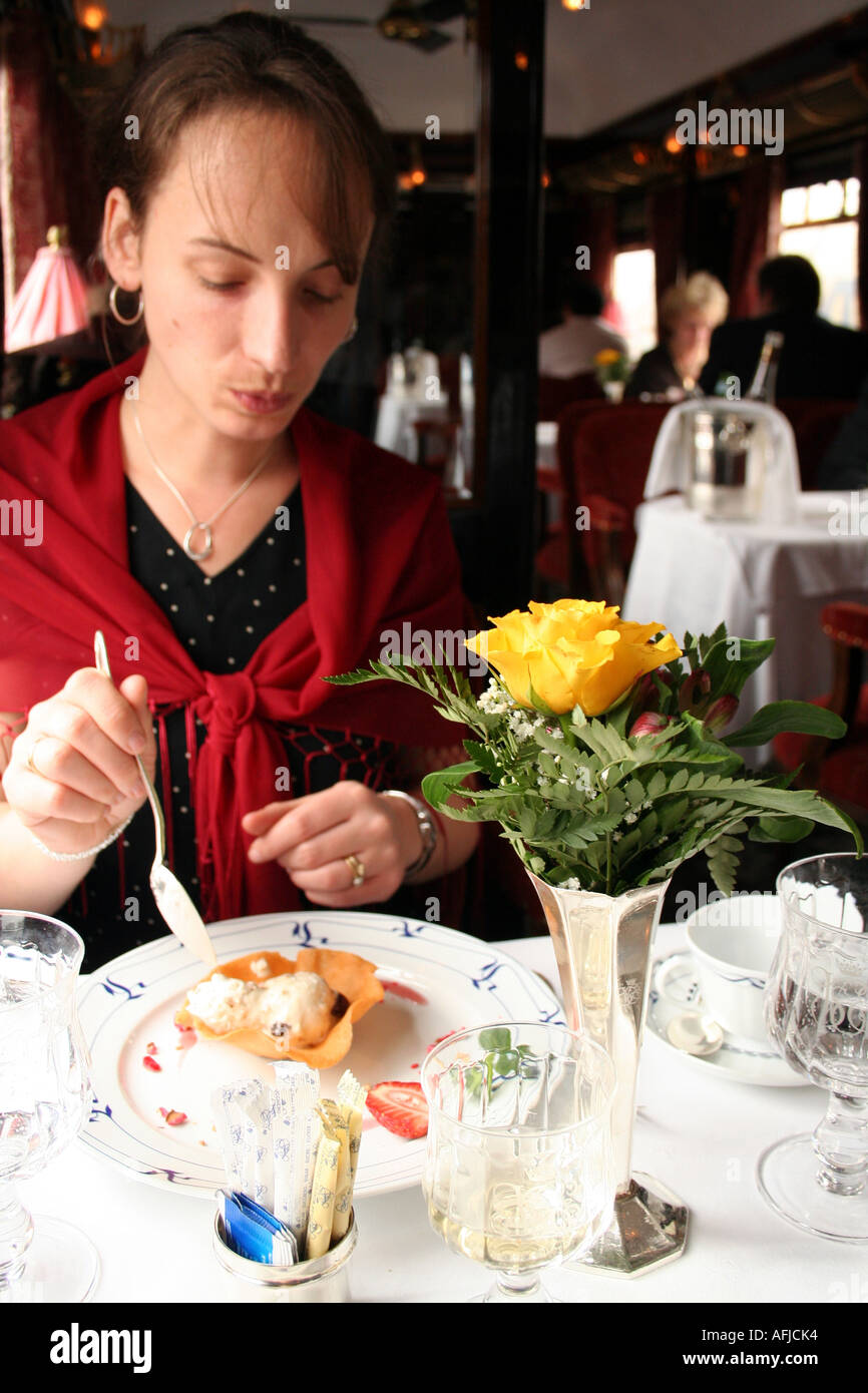Il passeggero godendo il pranzo sul Orient Express treno di lusso Foto Stock