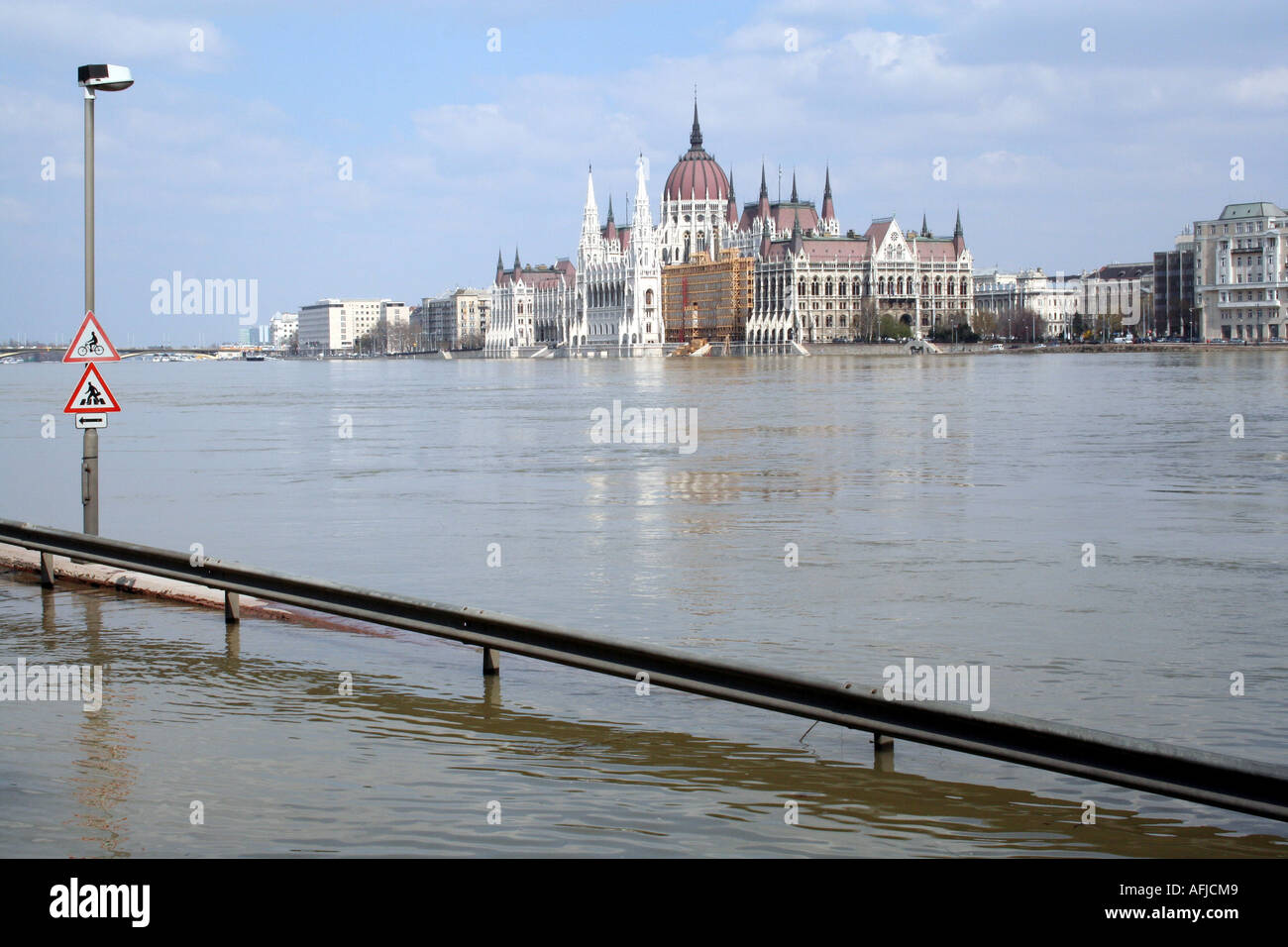 Inondata dal fiume Danubio e il Parlamento ungherese di Budapest Primavera 2006 Foto Stock