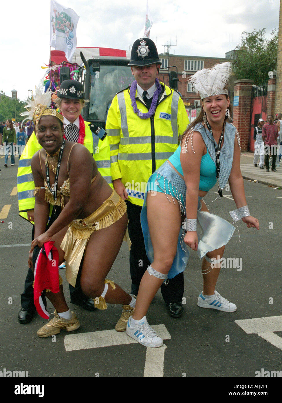 Poliziotti sul battere insieme a Notting Hill Gate carnevale annuale a Londra. Foto Stock