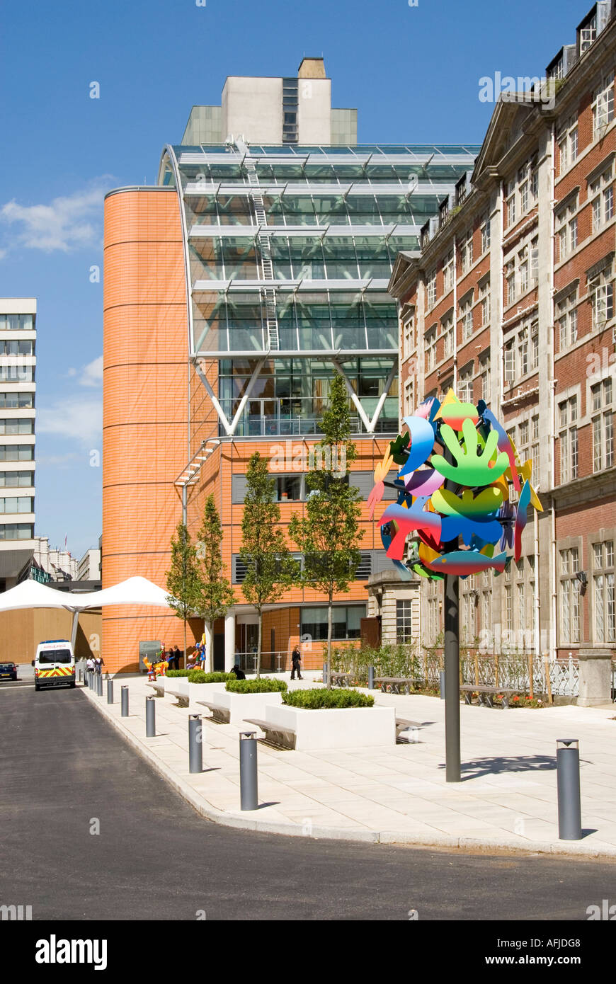 Evelina Children's Pediatrico NHS Hospital parte della Guy's and St Thomas' NHS Foundation Trust un moderno simbolo scultoreo all'ingresso di Lambeth Inghilterra Regno Unito Foto Stock