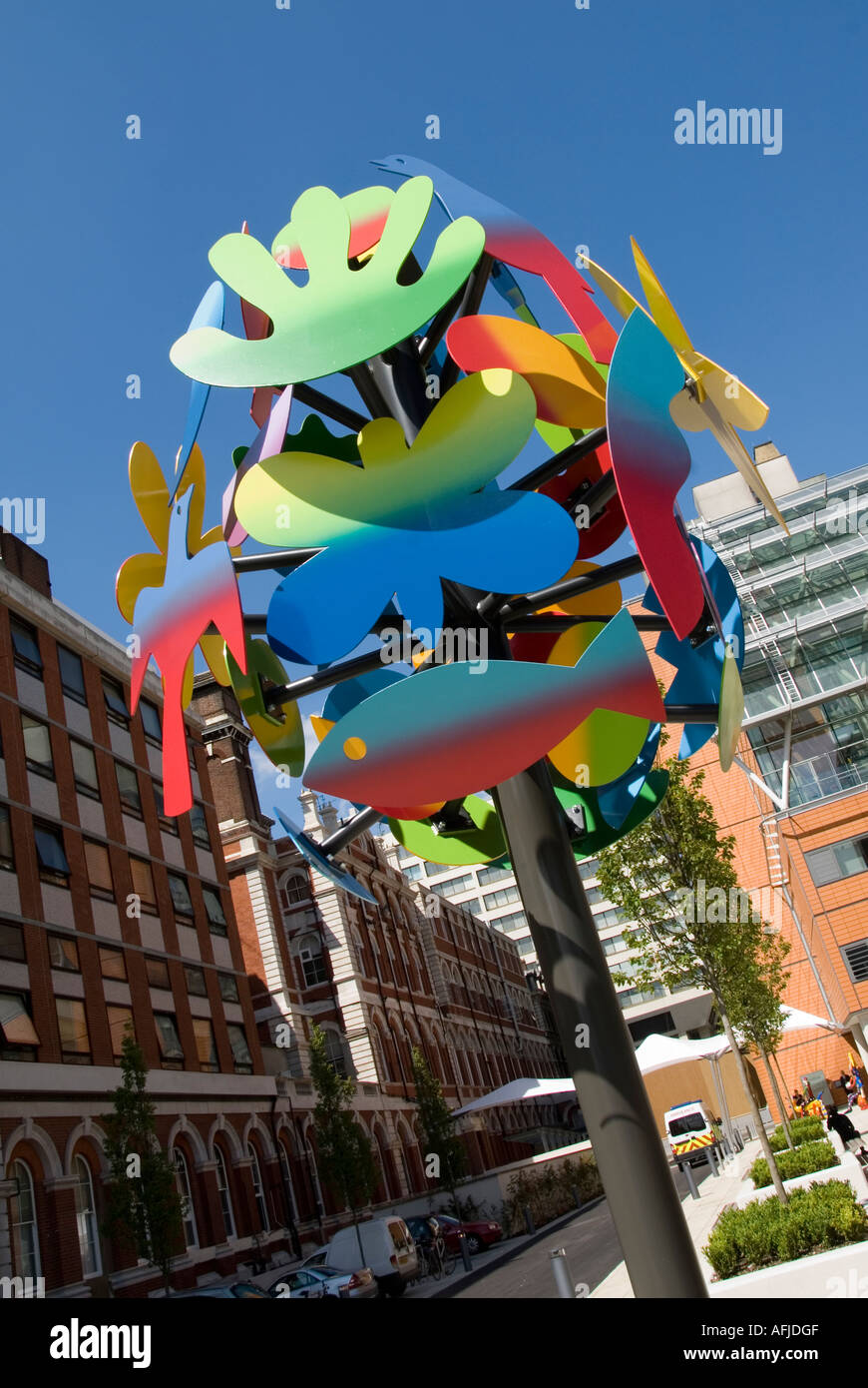 Scultura moderna e colorata simbolo da vicino all'ingresso dell'Evelina Children's Pediatrico NHS Hospital, parte di Guy's and St Thomas'NHS Lambeth Londra Regno Unito Foto Stock