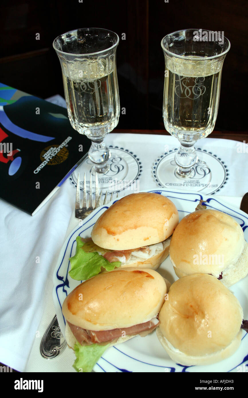 Champagne di benvenuto sul treno Orient Express Foto Stock