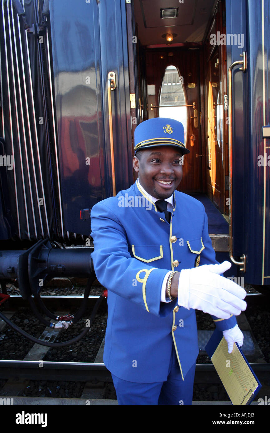 Steward accogliere passeggeri a bordo del treno Orient Express Foto Stock