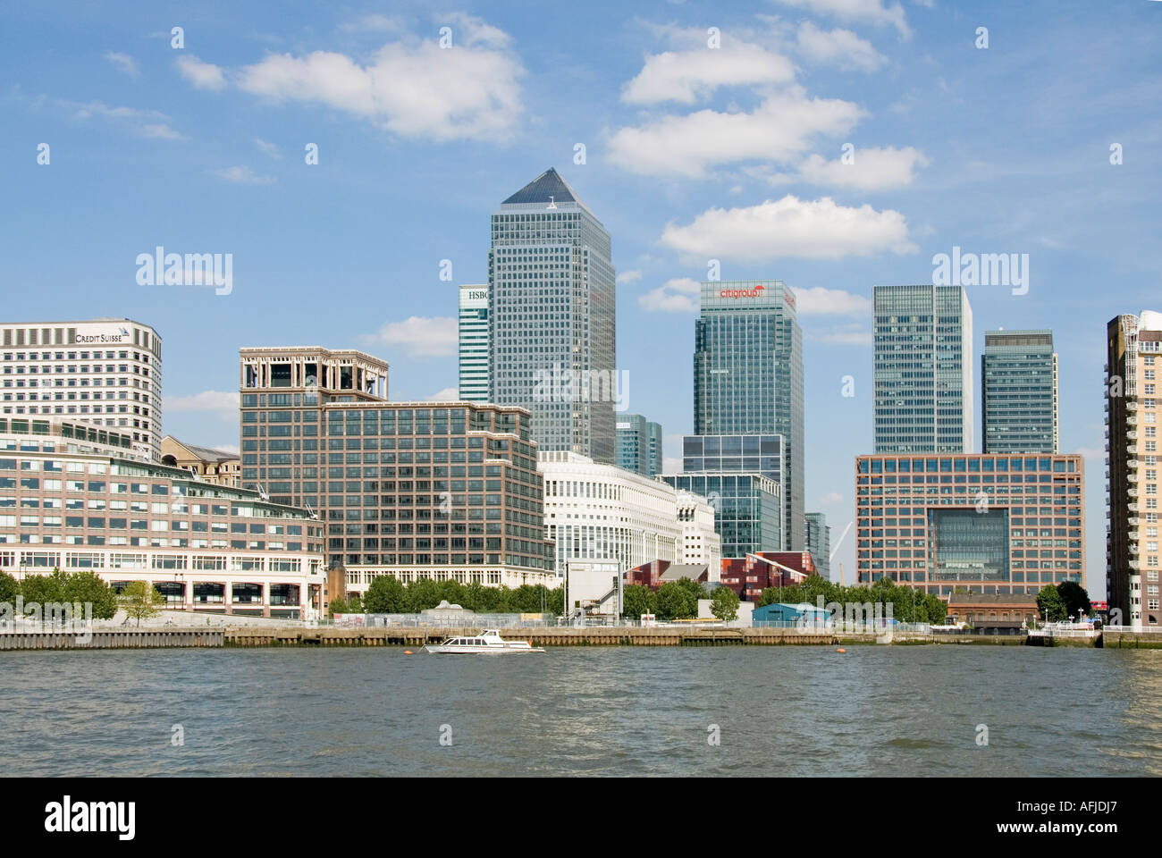 Il fiume Tamigi London Docklands rigenerazione Canary Wharf Skyline complesso di riqualificazione Isle of Dogs Tower Hamlets England Regno Unito Foto Stock