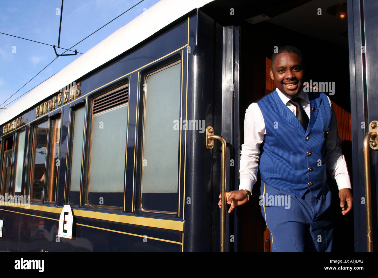 Steward accogliendo i passeggeri a bordo della Orient Express Foto Stock