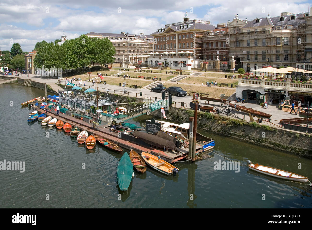 Vista aerea estiva passeggiata sul lungofiume cantiere di riparazione barche a remi, pontile per piccole imbarcazioni e ristorante galleggiante sul fiume Richmond upon Thames Londra Regno Unito Foto Stock