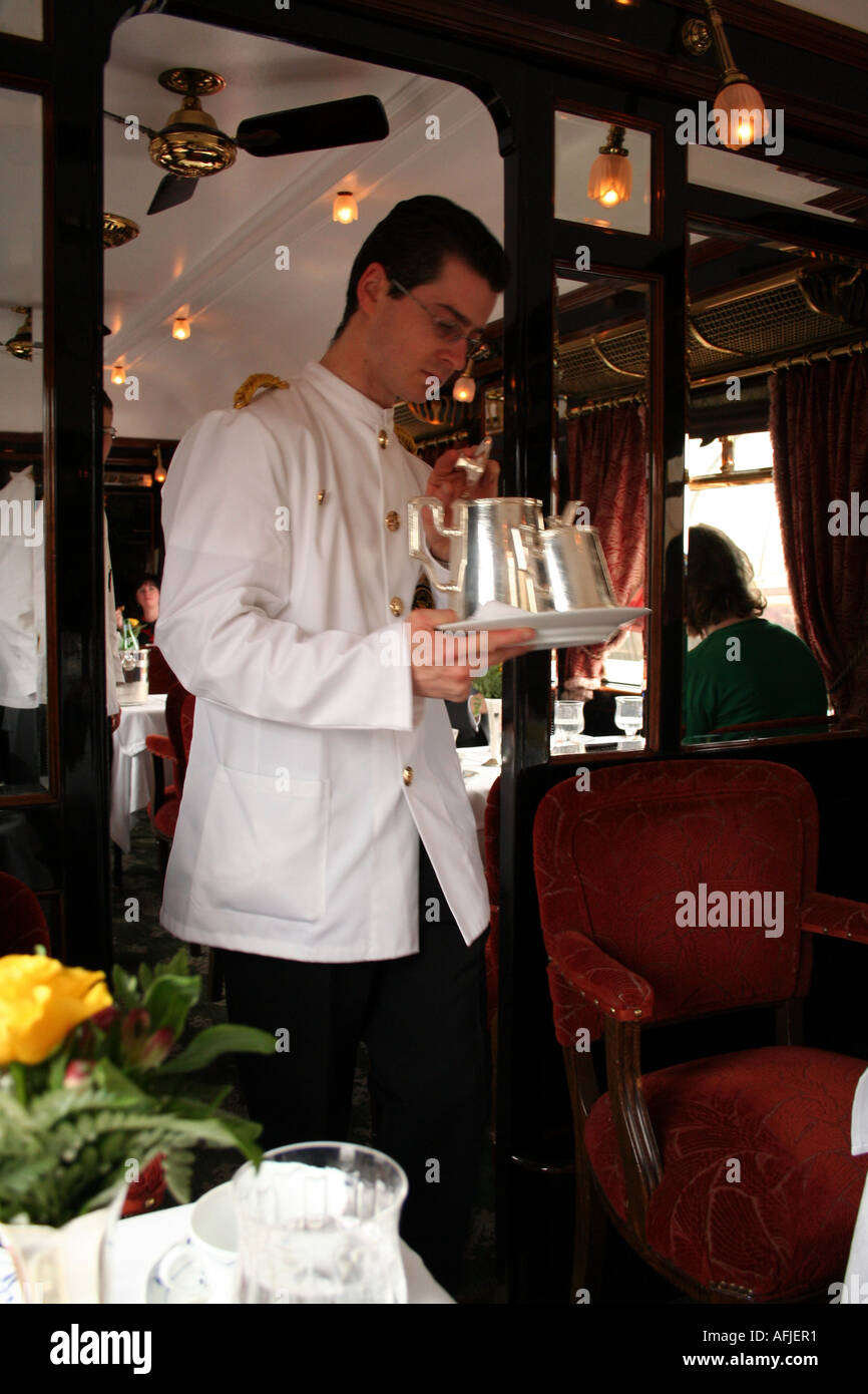 Cameriere in carrozza ristorante sull'Orient Express Foto Stock