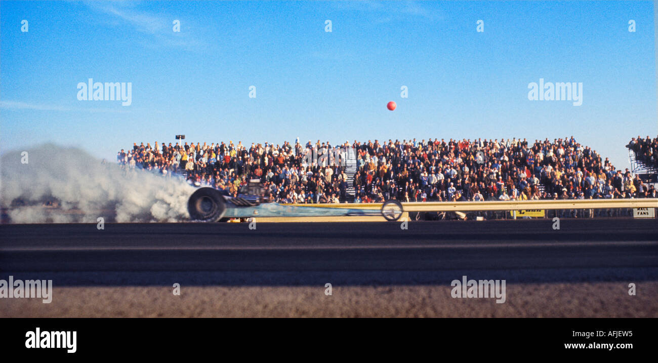 Top fuel dragster lasciando la linea di partenza, Pomona Raceway, CALIFORNIA, STATI UNITI D'AMERICA Foto Stock