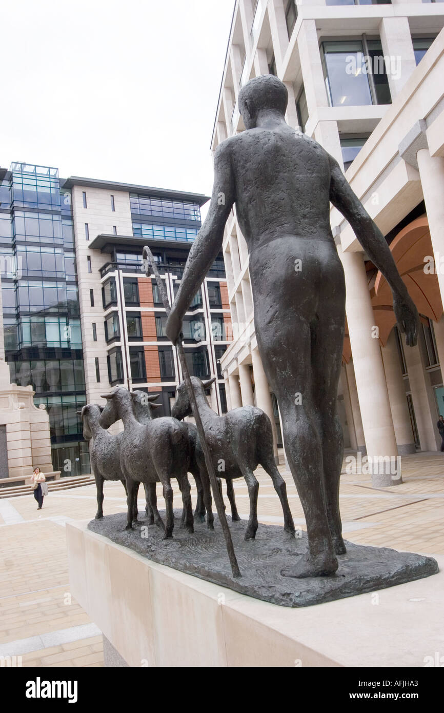 Il pastore e le pecore statua in bronzo Dame Elisabeth Frink in Paternoster Square nella città di Londra vicino alla Cattedrale di St Paul Foto Stock