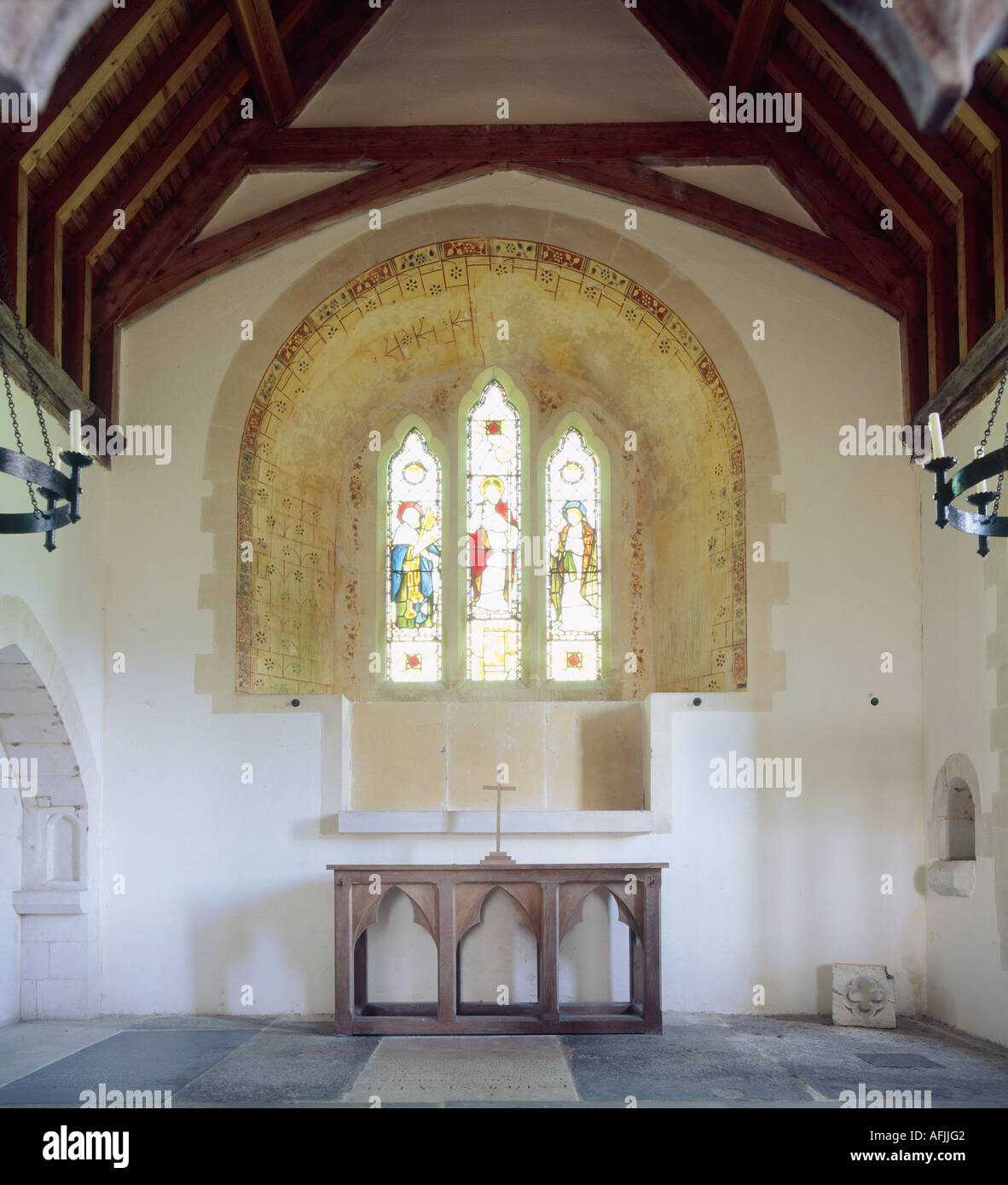 Finestra orientale e altare presso il St Peter ad Vincula chiesa Colemore Hampshire Inghilterra. Nella cura delle Chiese conservazione fiducia Foto Stock Finestra orientale e altare presso il St Peter ad Vincula chiesa Colemore Hampshire Inghilterra. Nella cura delle Chiese conservazione fiducia Foto Stock