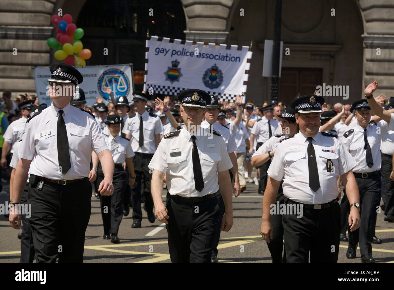 I membri della polizia gay associetion stanno manifestando a Piccadilly durante la parata EuroPride Londra Foto Stock