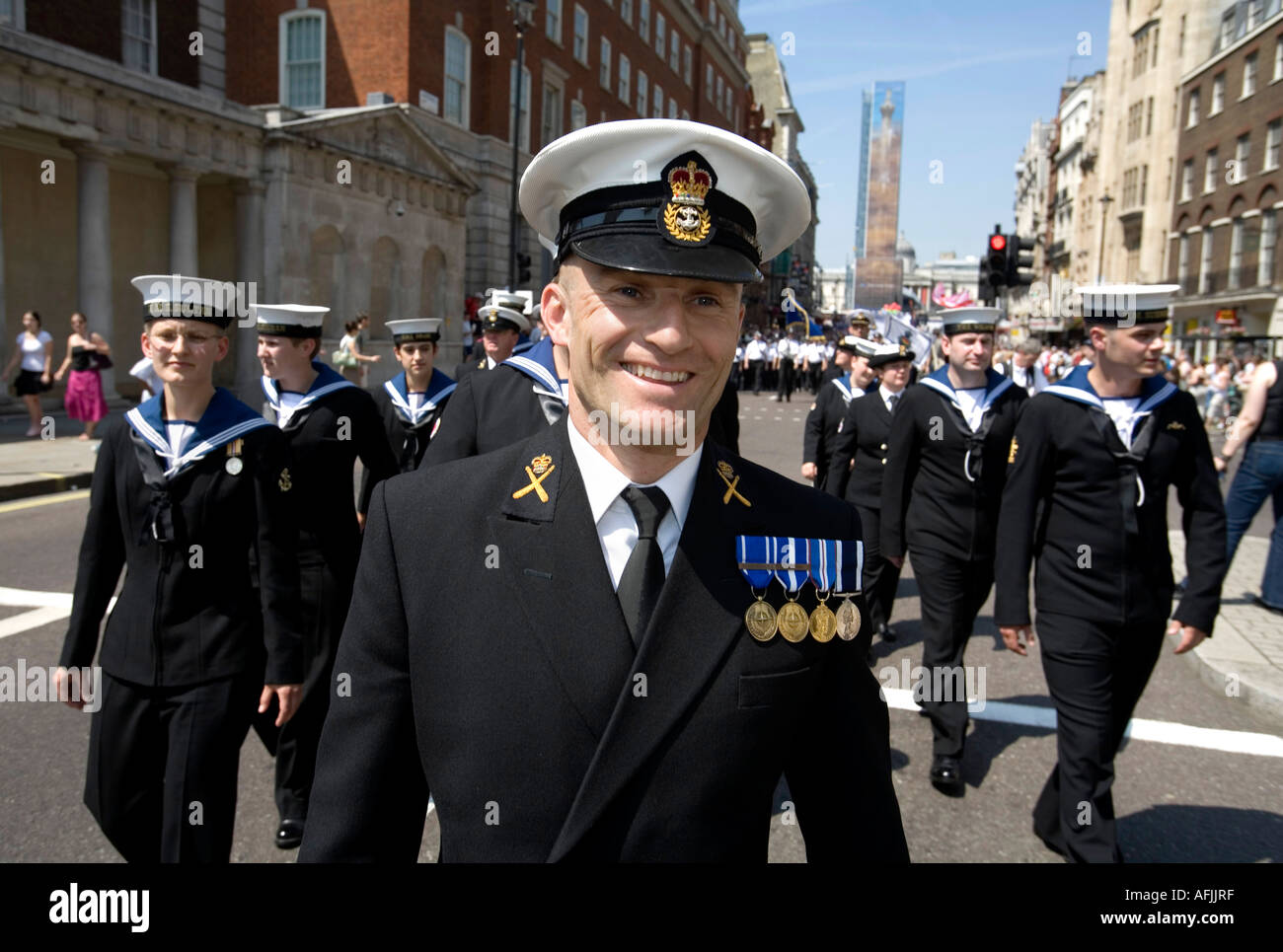 Membri della marina britannica stanno manifestando a Whitehall durante la parata EuroPride Londra Foto Stock