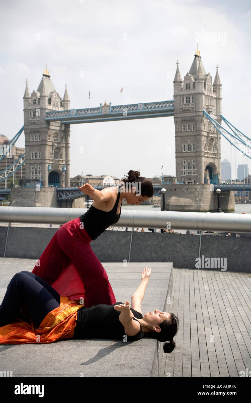 Artisti dancing Tower Bridge London REGNO UNITO Foto Stock