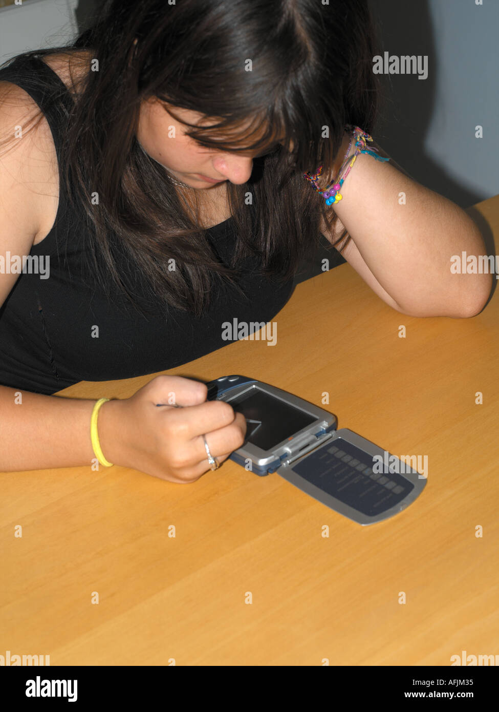Adolescente utilizzando Palm Pilot Personal Organizer Foto Stock
