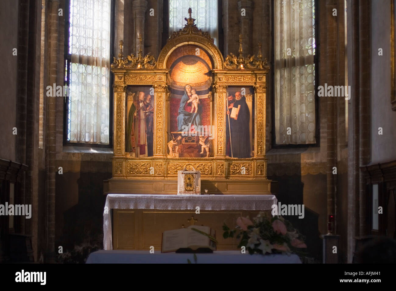 Giovanni Bellini s Madonna in trono con Santi di Santa Maria Gloriosa dei Frari chiesa San Polo zona Venezia Italia Foto Stock