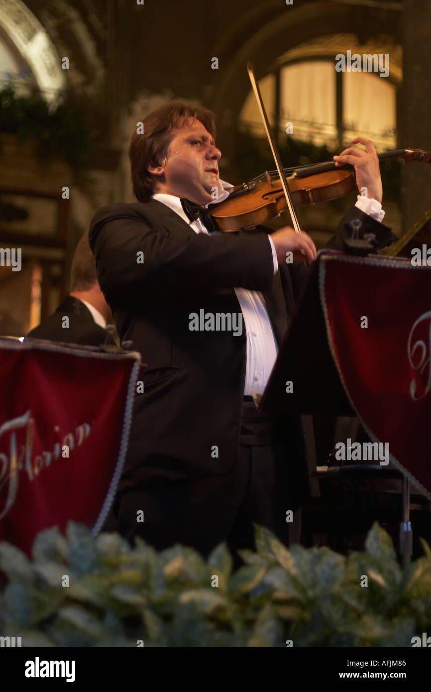 Uomo suona il violino conduce l'orchestra al caffè Florian in Piazza San Marco Venezia Italia Foto Stock