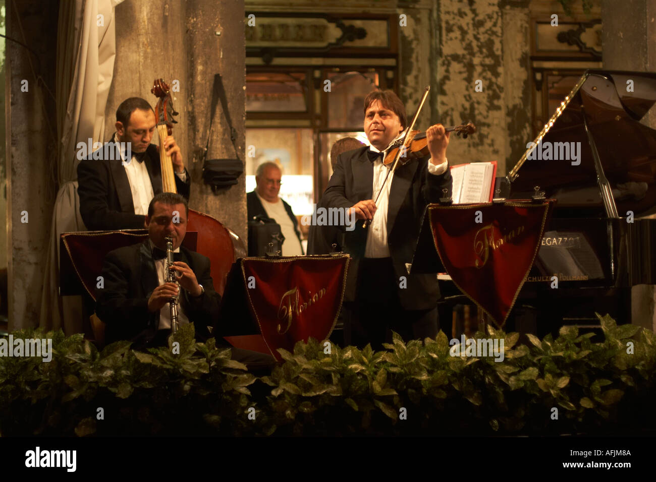 Orchestra che suona al caffè Florian in Piazza San Marco Venezia Italia Foto Stock
