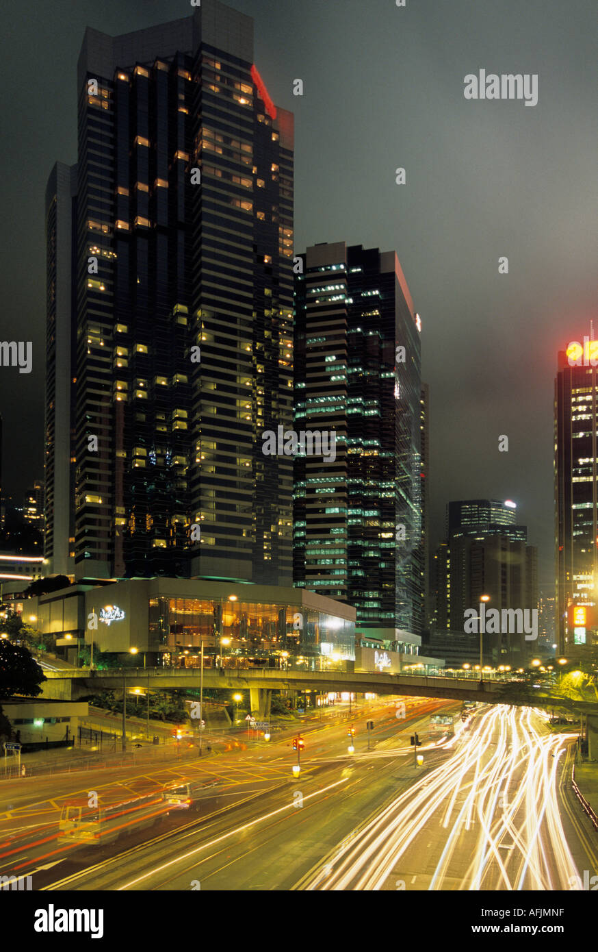 Il traffico di notte Pacific Place Hong Kong Foto Stock