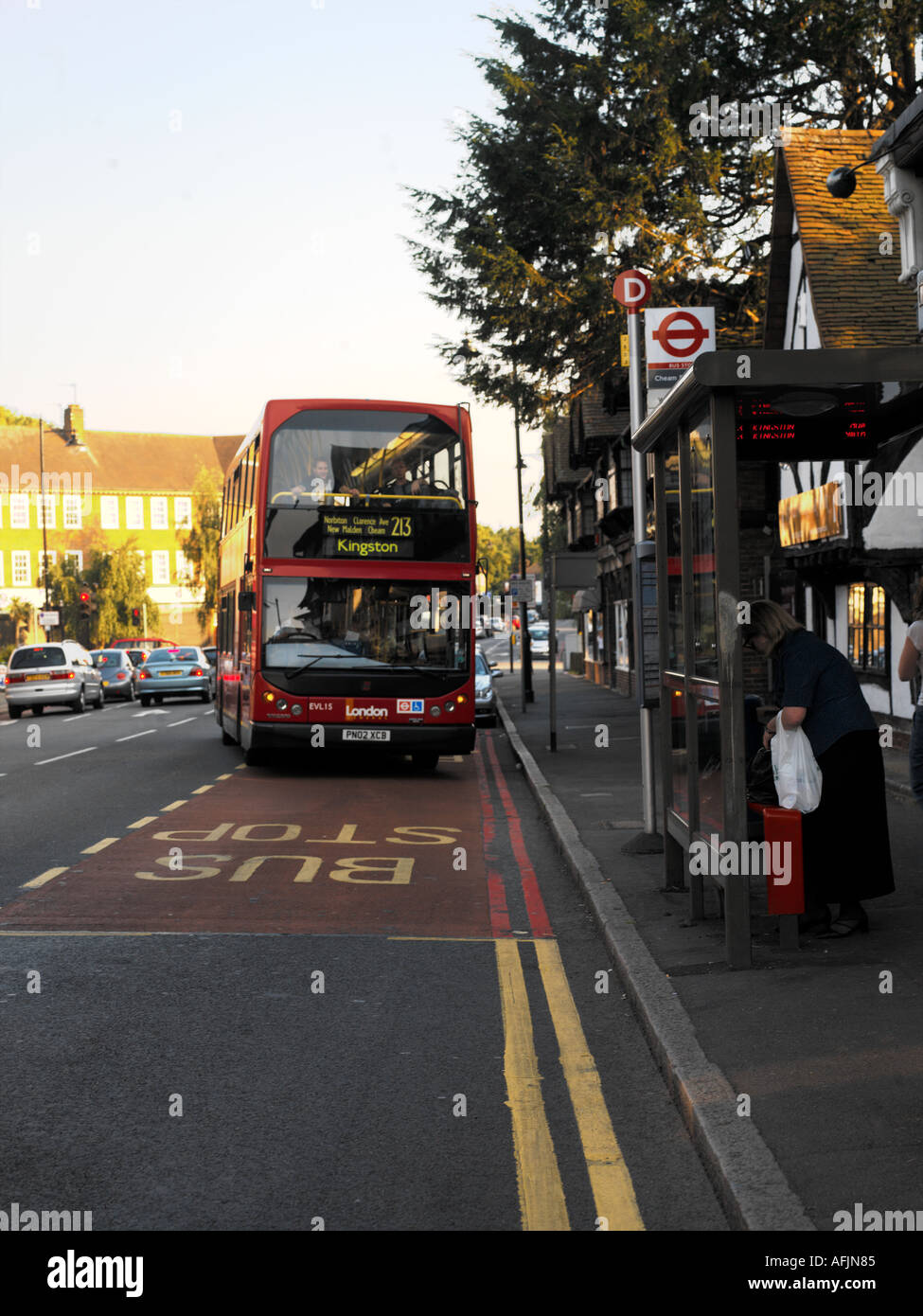 L'autobus alla fermata Bus Shelter in Cheam Surrey in Inghilterra Foto Stock