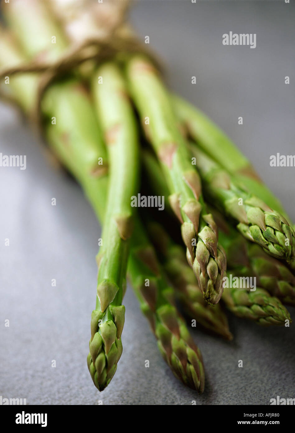 Mazzetto di asparagi su sfondo blu Foto Stock