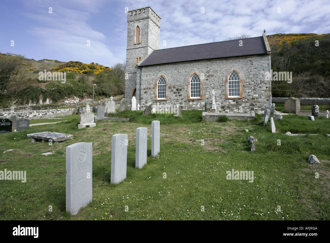 San Tommaso s Chiesa di Irlanda chiesa e cimitero di Rathlin Island e quattro lapidi per 4 Prima guerra mondiale marinai britannici Foto Stock