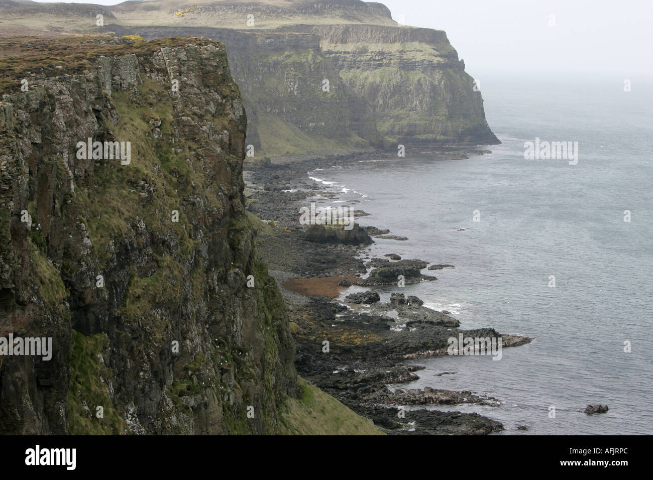 Le scogliere di basalto di altacorry Altacarry baia a nord est dell isola di Rathlin Irlanda del Nord Foto Stock