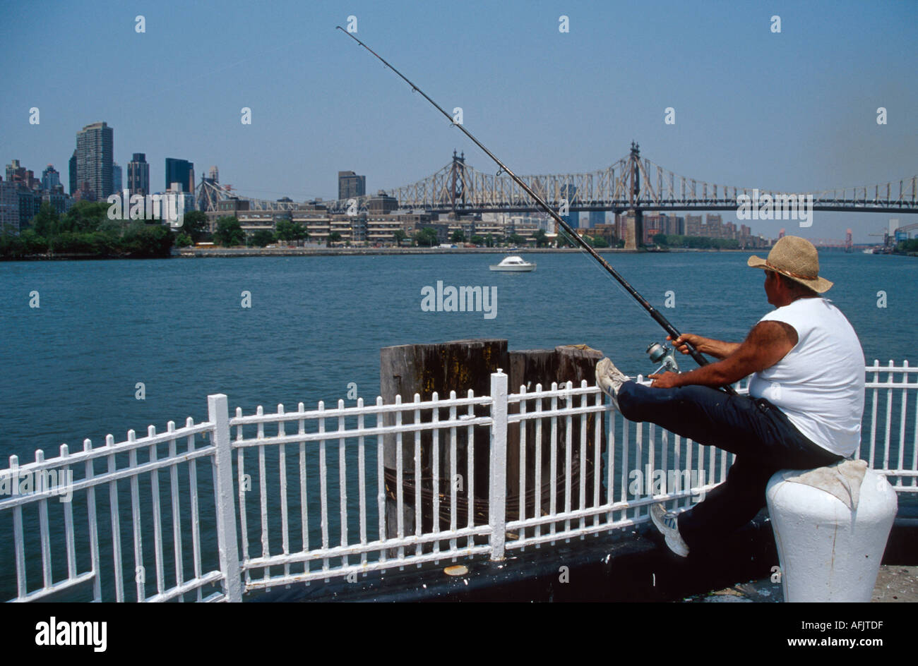 New York,state,New York,City,Queens Long Island City Water's Edge Pier uomo pesca, sport, atleta, ricreazione, acqua, East River Water Queensboro Bridge,o Foto Stock