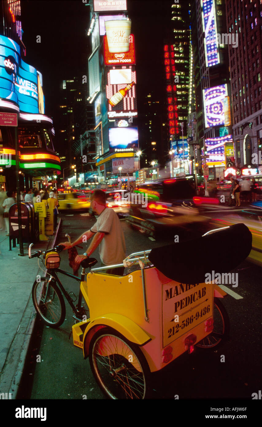 New York,state,New York,City,Midtown Manhattan,urban,metropolis,Times Square bicicletta bicicletta bicicletta bicicletta bicicletta equitazione motociclisti bici, taxi, tasse Foto Stock