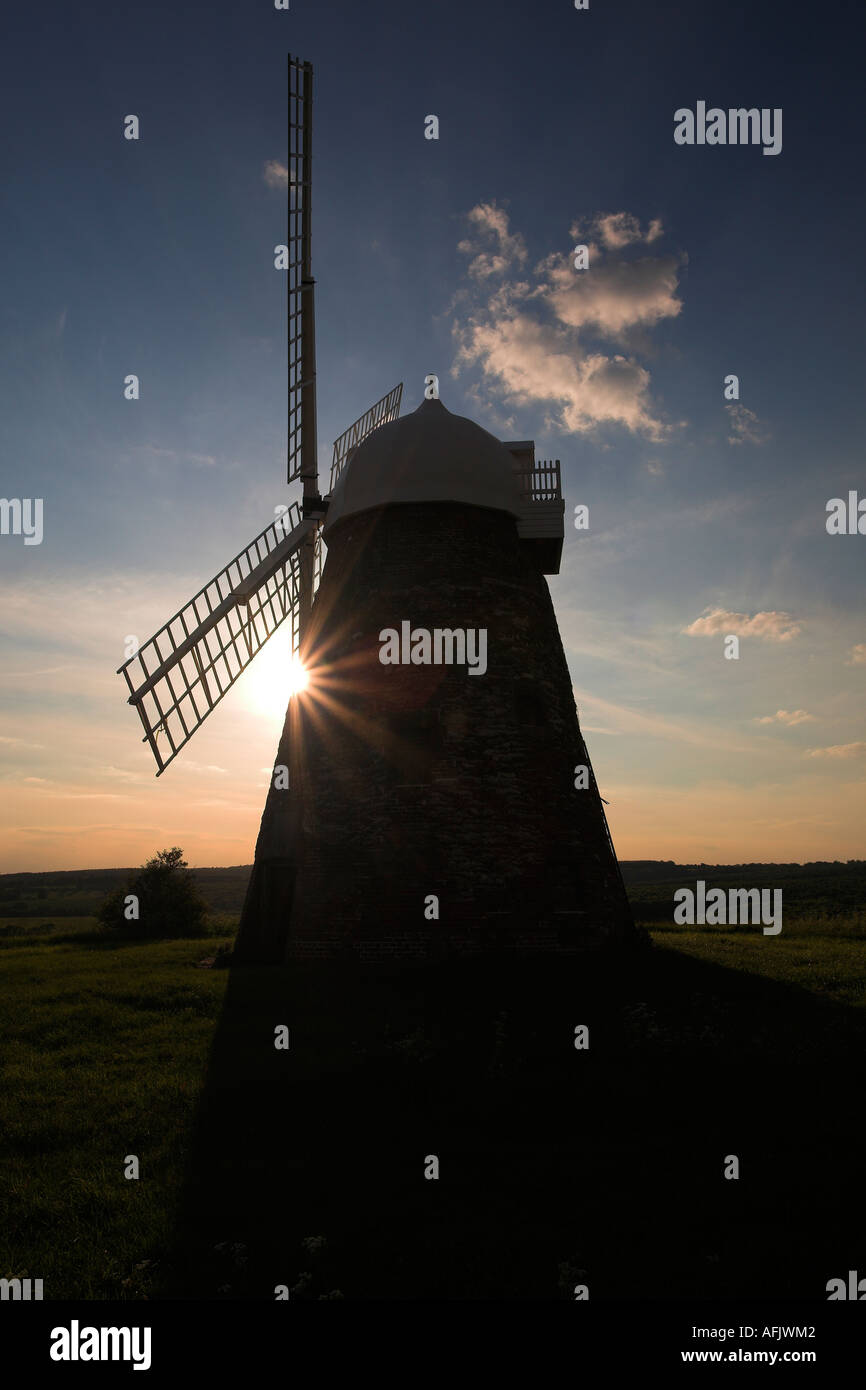 Torre Halnaker Windmill silhouette al tramonto vicino a Chichester, West Sussex. Regno Unito Foto Stock