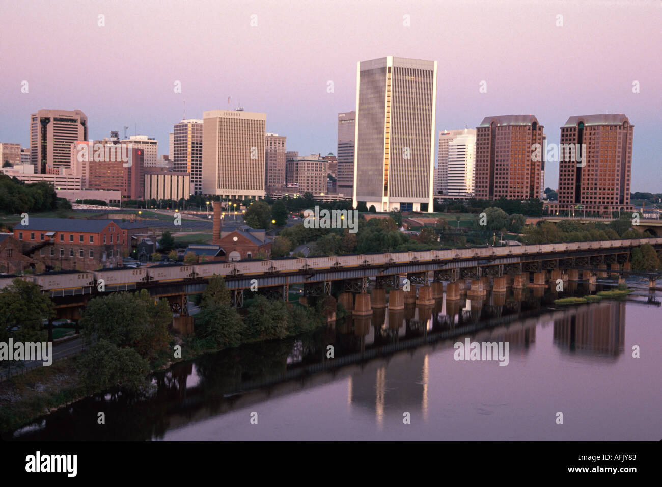 Richmond Virginia, skyline della città di James River, centro, centro città, edifici, skyline della città, architettura urbana, urbano, centro, centro città, pop Foto Stock