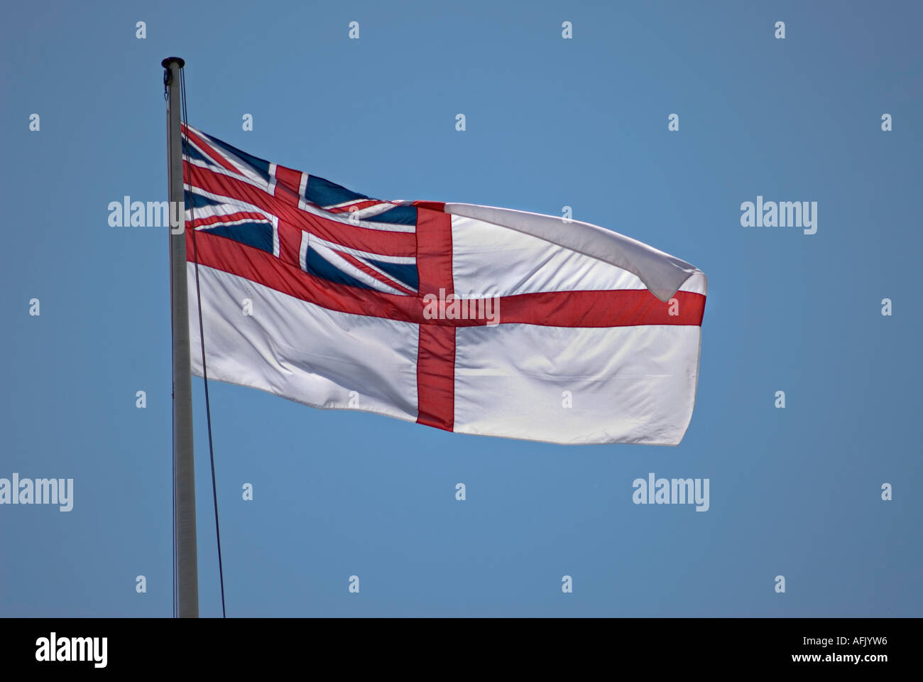 Britannica Union Jack impostato entro l'inglese Croce di San Giorgio bandiera volare al di sopra Admiralty Arch alla fine del Mall London Foto Stock